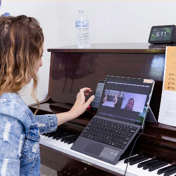 Image of an online piano lesson