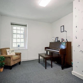 Image of the piano room at Downingtown Music Academy